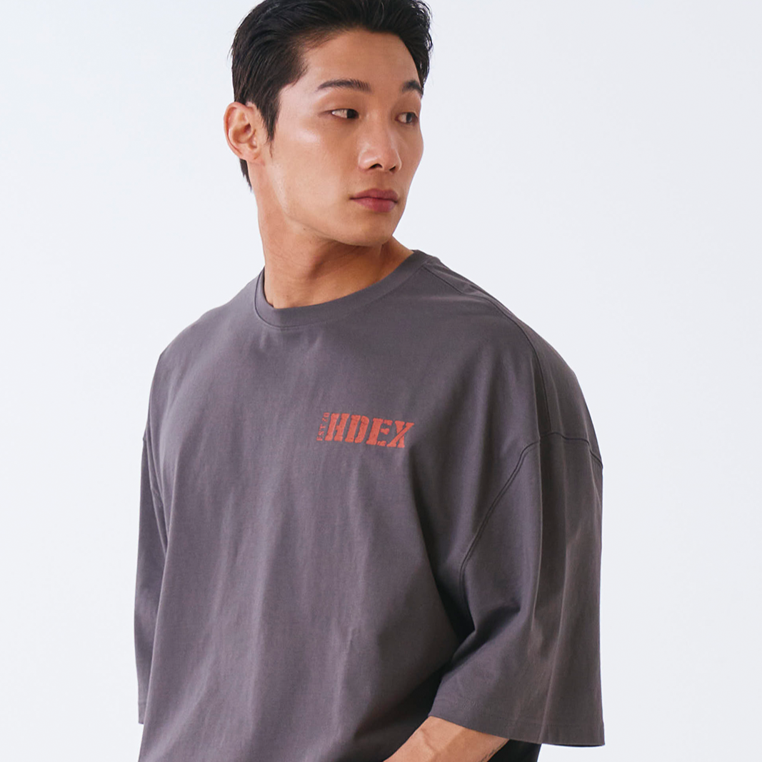 【新品預購】CORE SMALL LOGO GIANT FIT 棉質短袖上衣 炭灰色