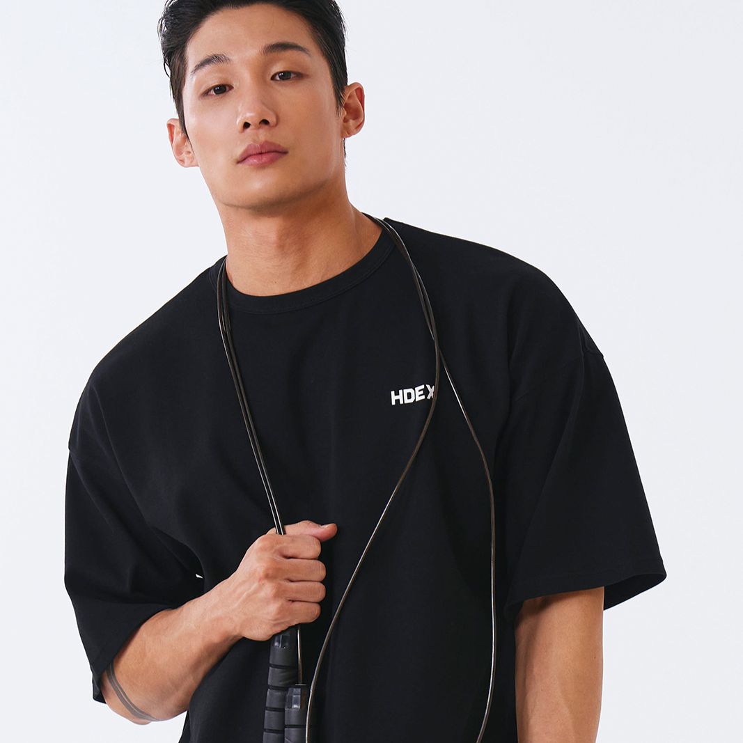 【新品預購】MAIN SMALL LOGO OVER FIT 短袖運動上衣 黑色