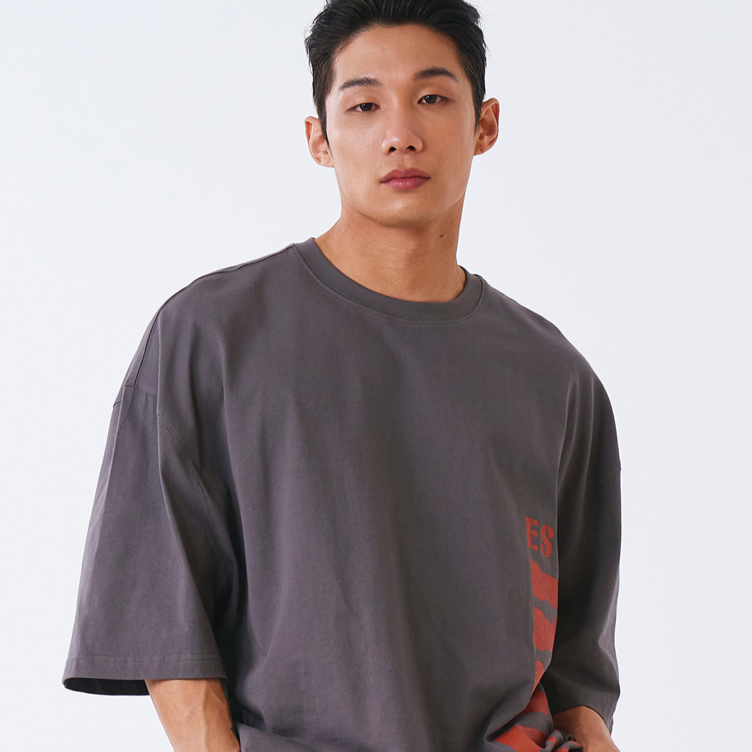 【新品預購】CORE BIG LOGO GIANT FIT 棉質短袖上衣 炭灰色