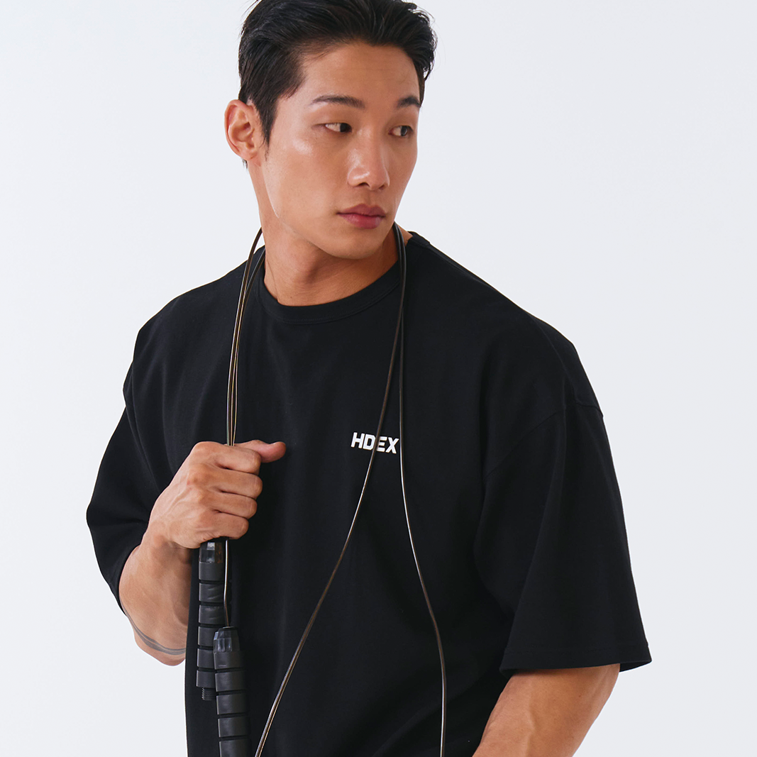 【新品預購】MAIN SMALL LOGO OVER FIT 短袖運動上衣 黑色