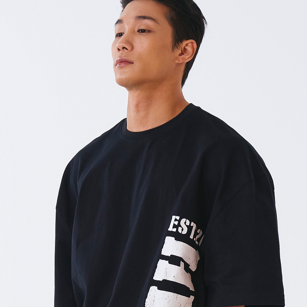 【新品預購】CORE BIG LOGO GIANT FIT 棉質短袖上衣 黑色