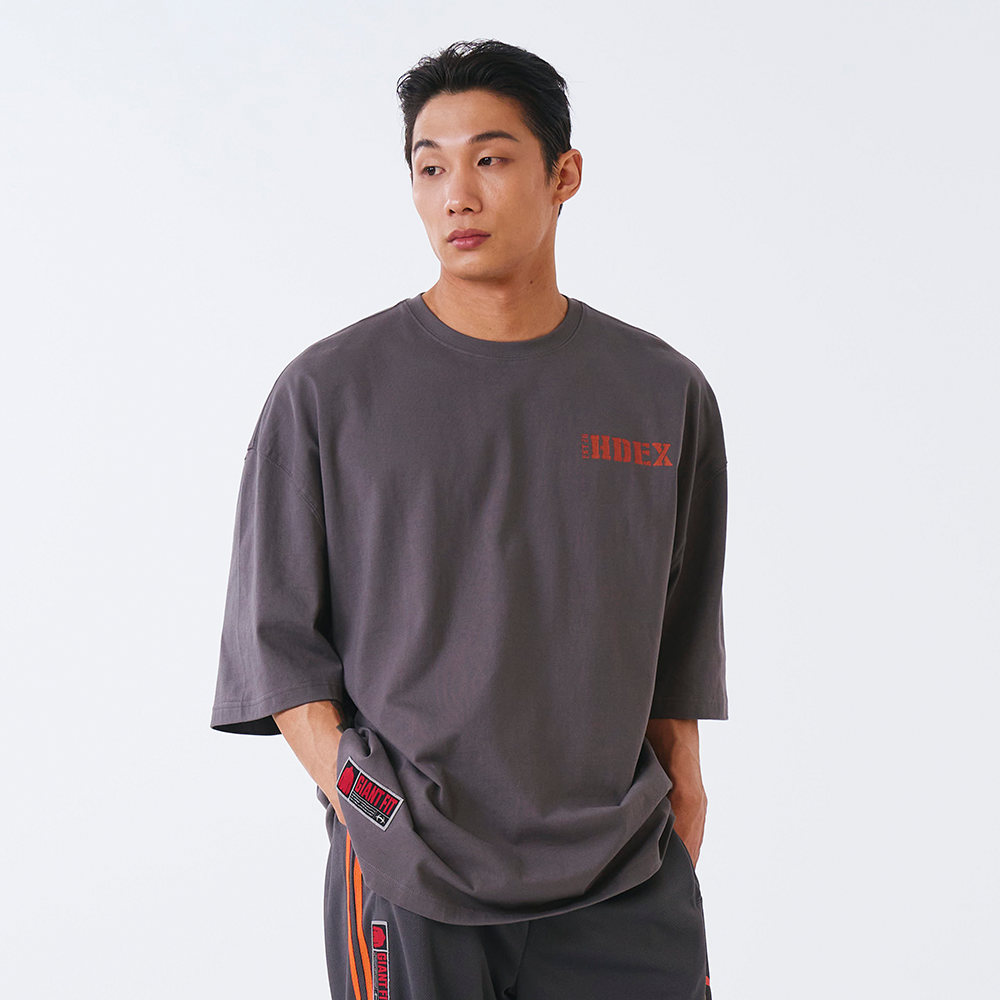 【新品預購】CORE SMALL LOGO GIANT FIT 棉質短袖上衣 炭灰色