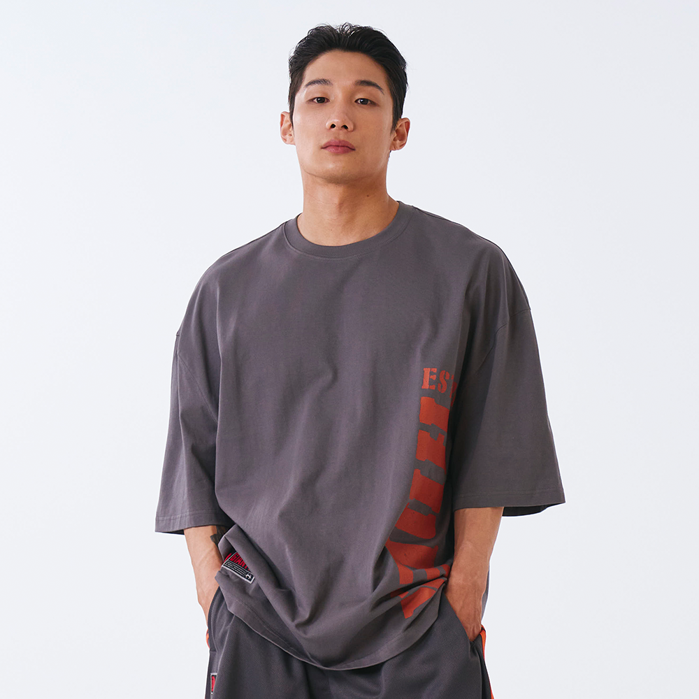 【新品預購】CORE BIG LOGO GIANT FIT 棉質短袖上衣 炭灰色