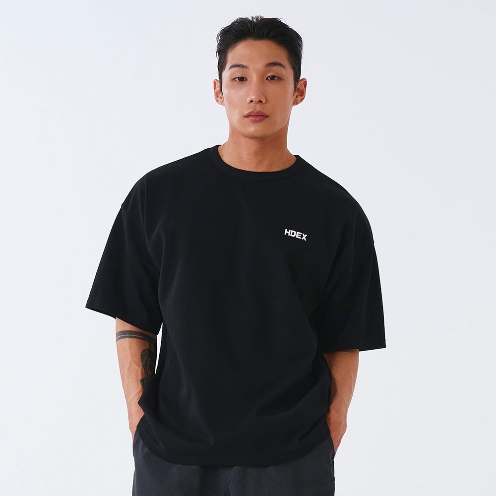 【新品預購】MAIN SMALL LOGO OVER FIT 短袖運動上衣 黑色