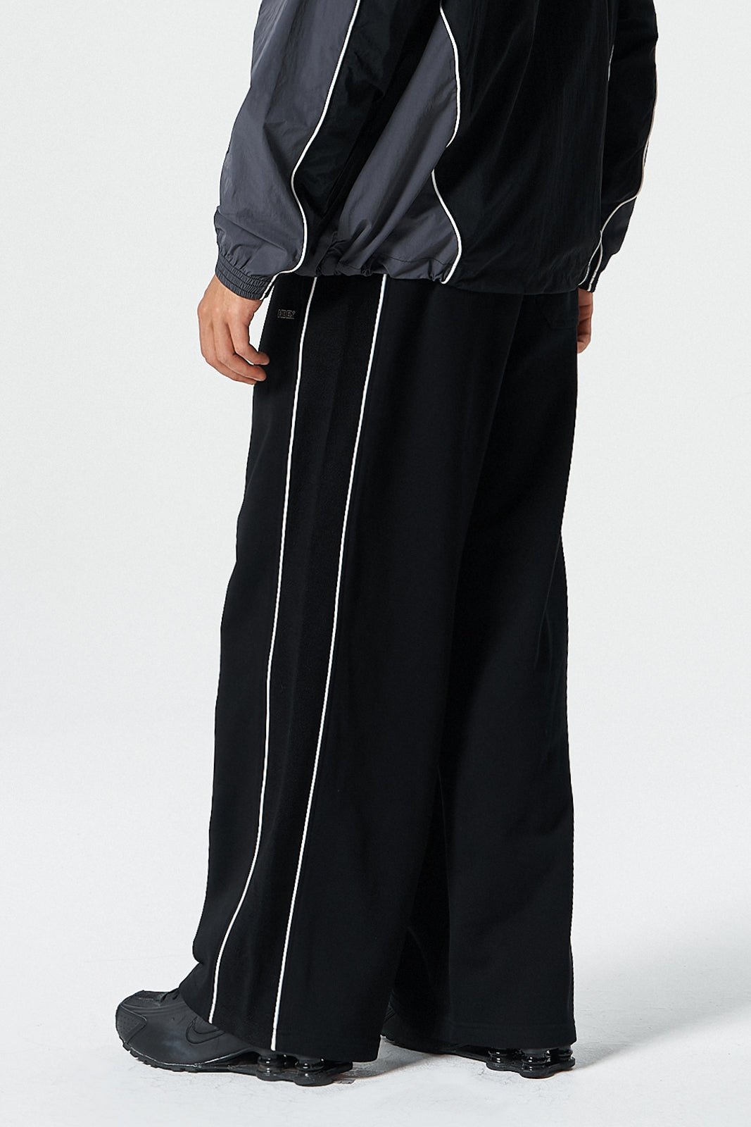 【新品預購】Reverse 滾邊撞色寬版運動長褲 黑色(男女同款)