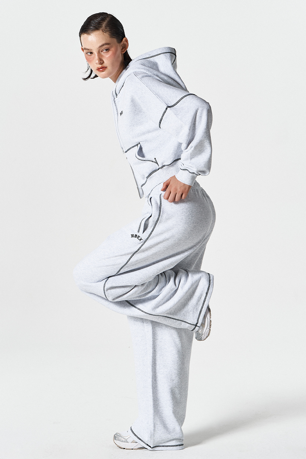 【新品預購】Contrast 滾邊寬版運動長褲 麻灰白(男女同款)